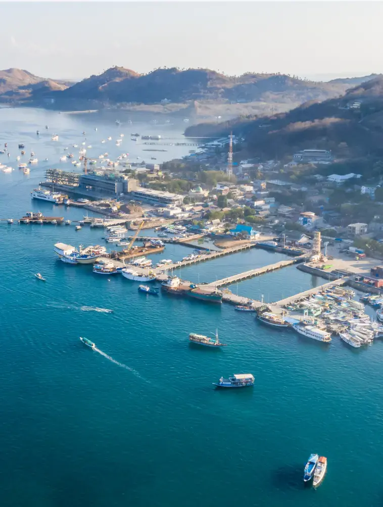 Pelabuhan Labuan Bajo dari udara, titik berangkat trip