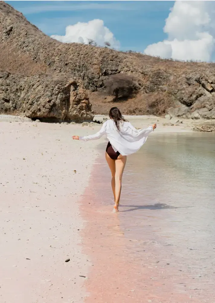 Pasir merah muda di Pink Beach Taman Nasional Komodo