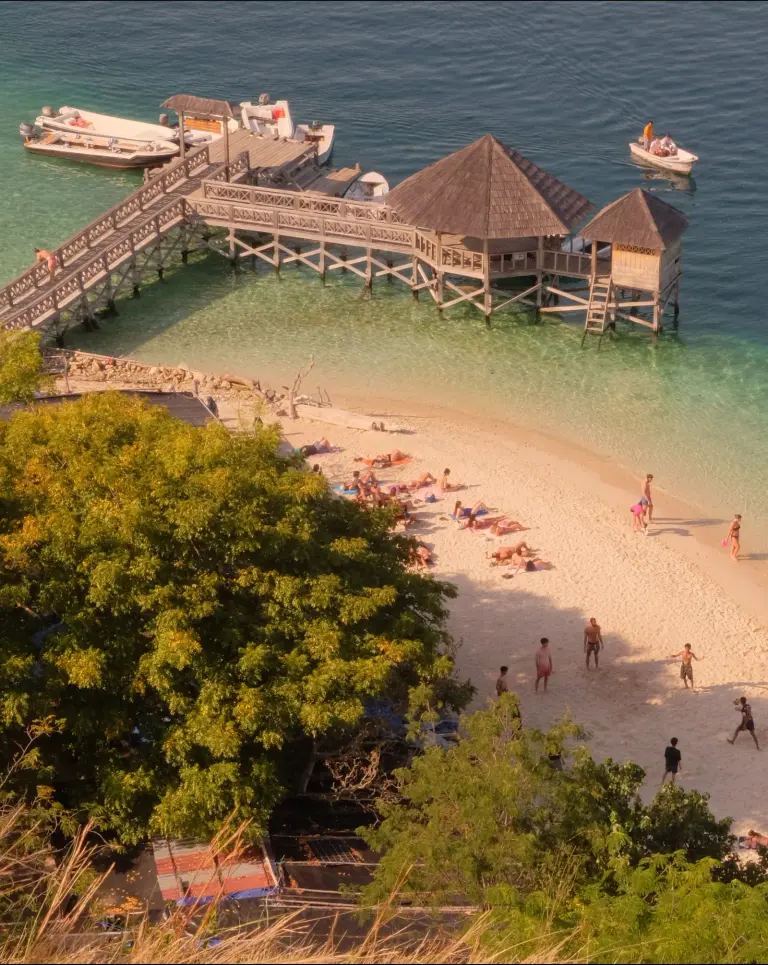 Dermaga kayu dan pantai Pulau Kanawa