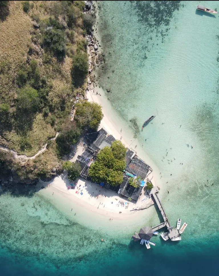 Pulau Kanawa dari udara dengan dermaga dan air jernih
