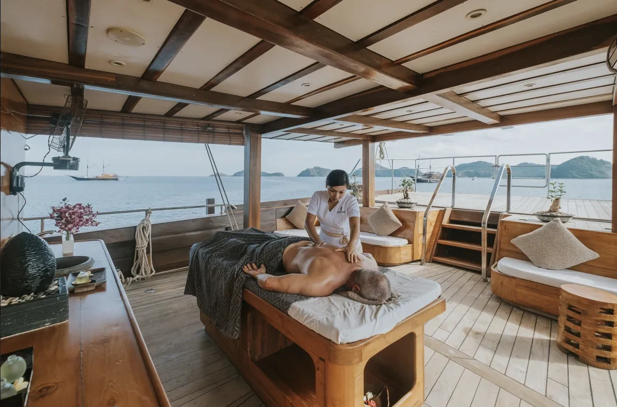 Open trip Komodo: kapal sharing di Labuan Bajo