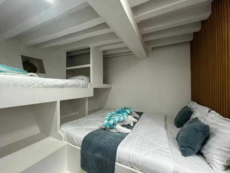 Kabin Superior Cikuray di lower deck Leticia, ranjang double plus single