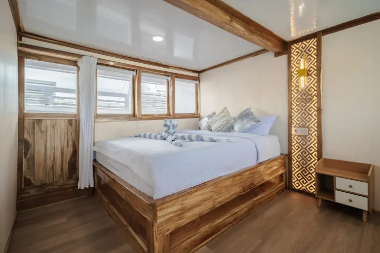 Kamar Deluxe Cabin with Balcony, ber-AC, kamar mandi dalam, 2 tamu di Kapal Ahsana