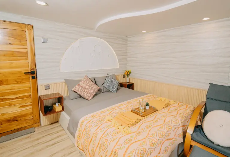 Kamar Earth Cabin, ber-AC, kamar mandi dalam, 2 tamu di Kapal Semesta Voyages, Master Balcony Suite