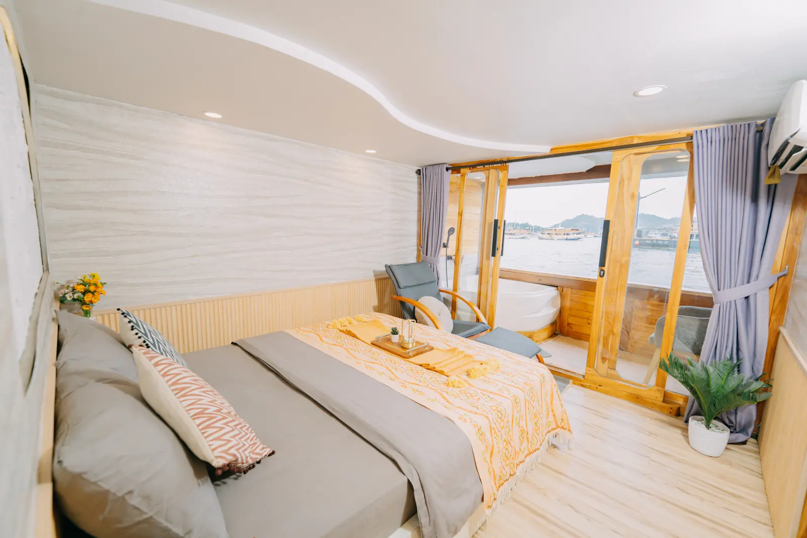 Earth Cabin Semesta Voyages, Master Balcony Suite