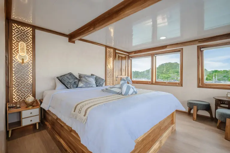 Kamar Master Cabin with Balcony & Bathtub, ber-AC, kamar mandi dalam, 2 tamu di Kapal Ahsana