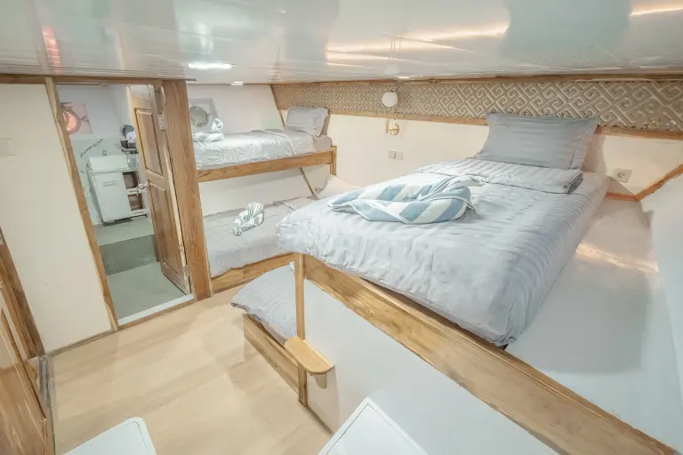 Kamar Sharing Cabin Lower Deck, ber-AC, kamar mandi dalam, 4 tamu di Kapal Ahsana