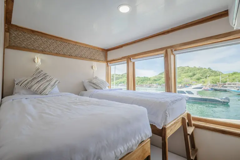 Kamar Sharing Cabin 4 Sea View, ber-AC, kamar mandi dalam, 4 tamu di Kapal Ahsana
