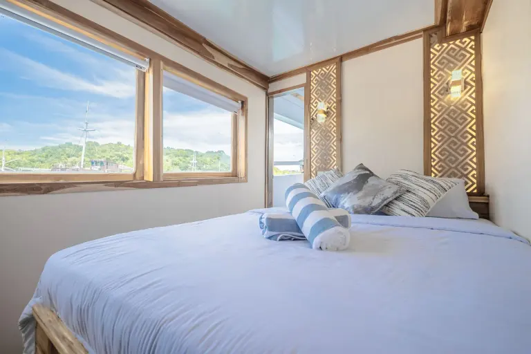 Kamar Signature Cabin with Balcony & Bathtub, ber-AC, kamar mandi dalam, 2 tamu di Kapal Ahsana