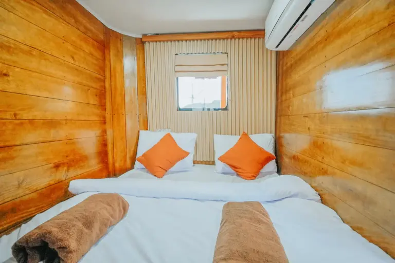 Kabin Superior Segara di main deck dengan ranjang queen dan kamar mandi dalam