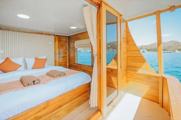 Kabin VIP Segara di upper deck dengan balkon pribadi berpintu kaca langsung ke laut