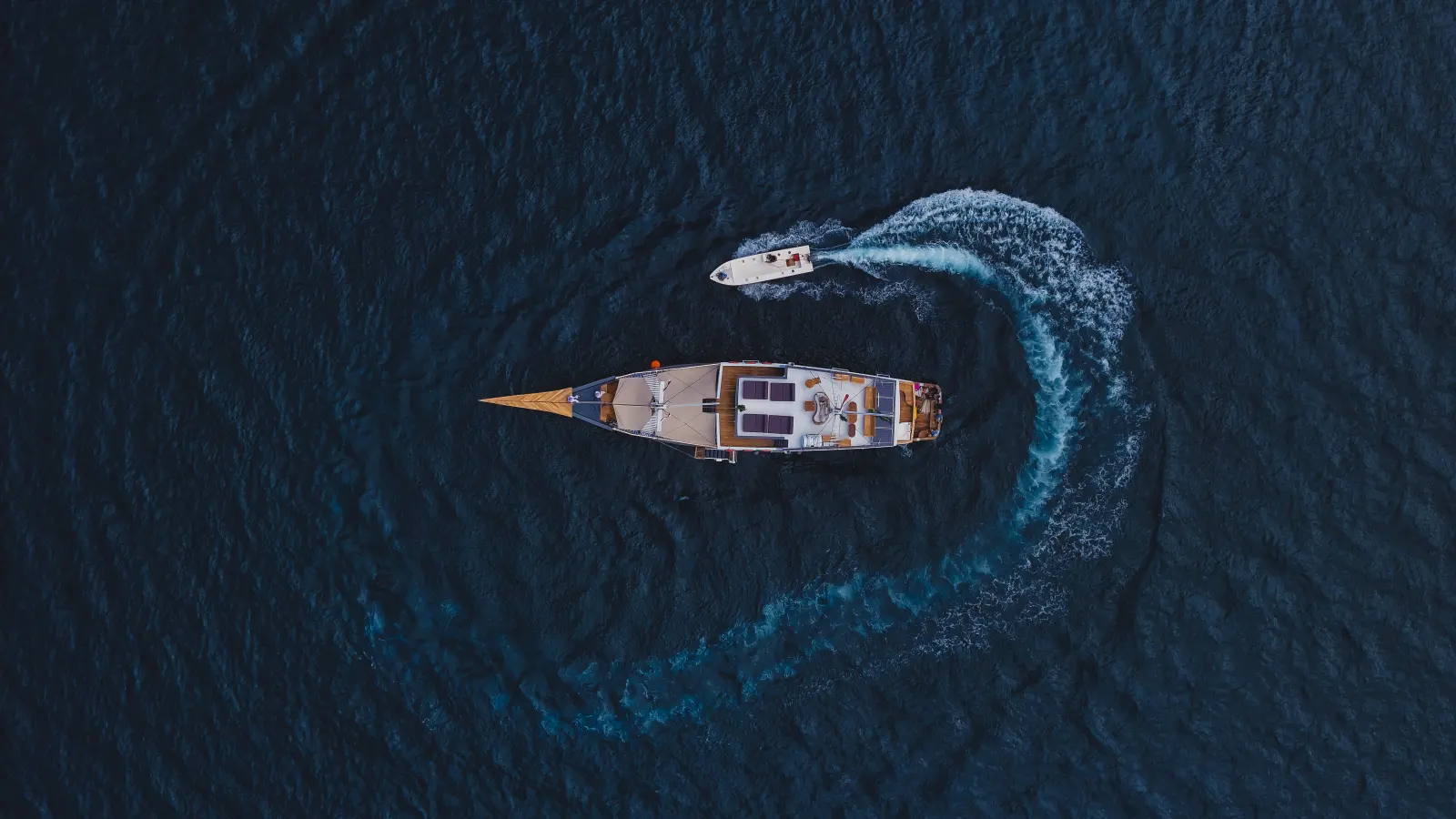 Semesta Voyages, phinisi kayu luxury 32 meter, open trip Komodo dari Labuan Bajo