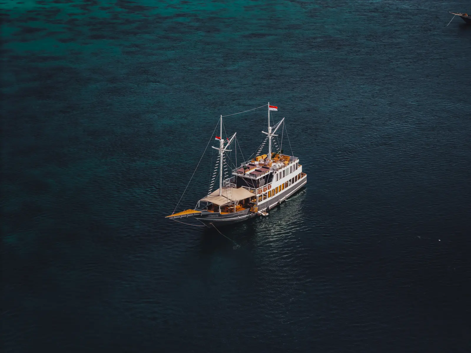 Semesta Voyages, phinisi kayu luxury 32 meter, open trip Komodo dari Labuan Bajo