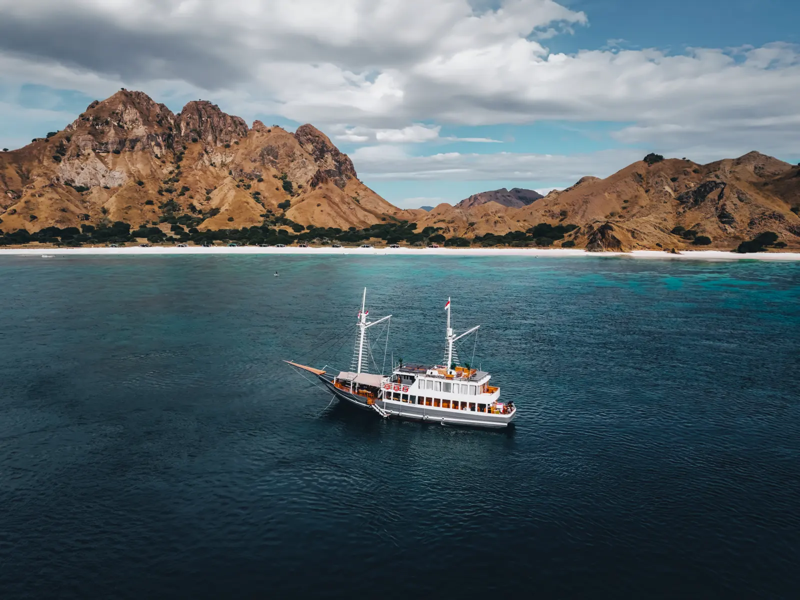 Semesta Voyages, phinisi kayu luxury 32 meter, open trip Komodo dari Labuan Bajo